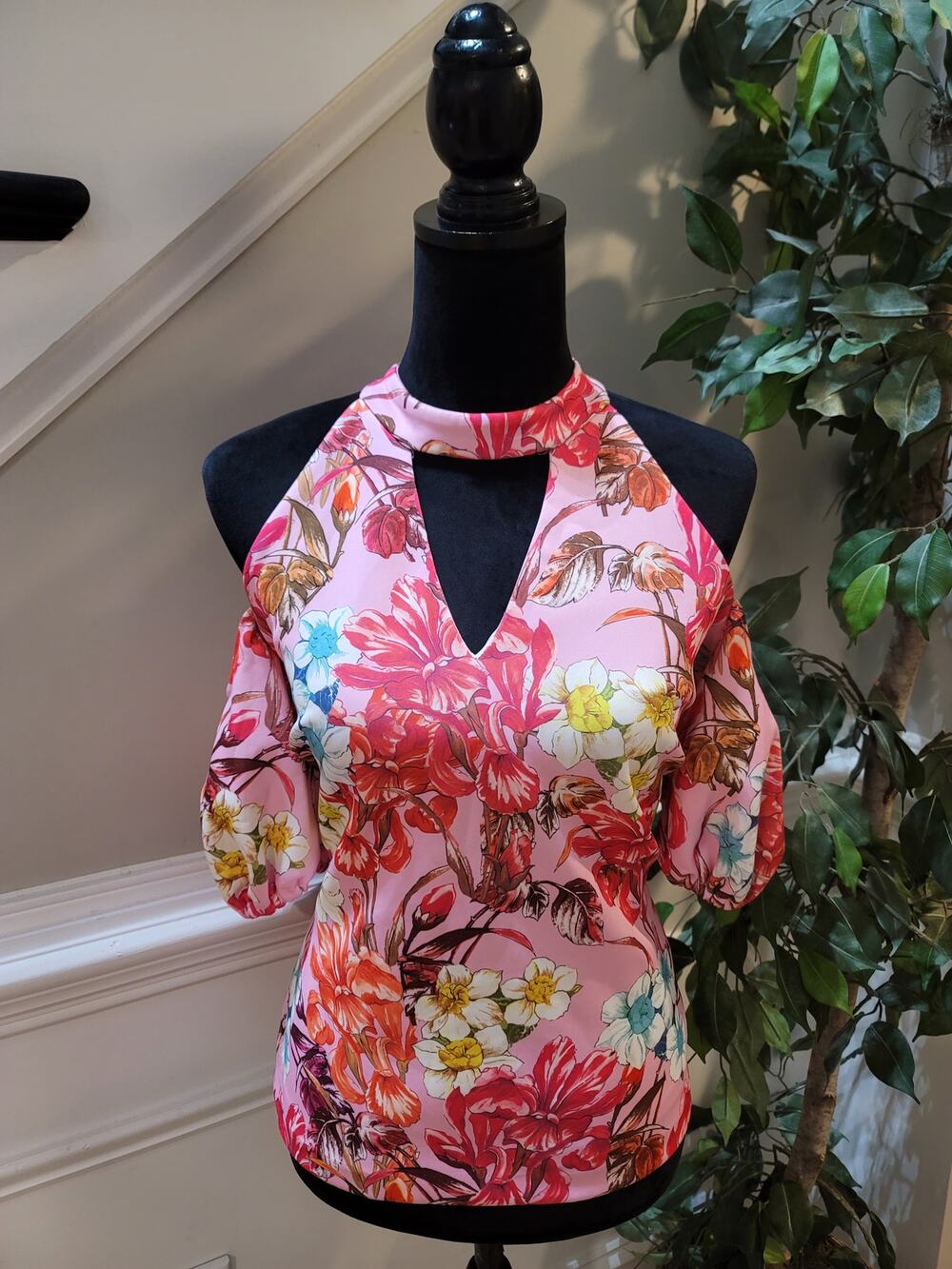 Alexia Admor Blouse Top Women Medium Pink Floral Cold Shoulder Keyhole Mock Neck